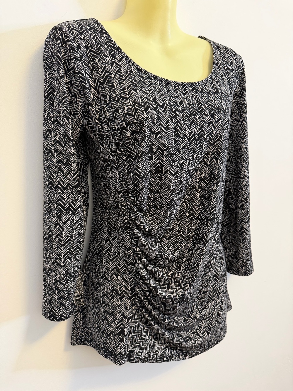 Peter Nygard Black and White Patterned Scoop Neck Top - Picture 4 of 7